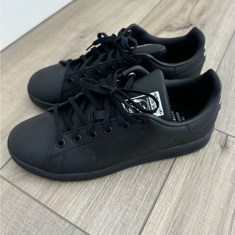 Adidas Stan Smith Women Sneakers Black. Size US 5. Never worn.
